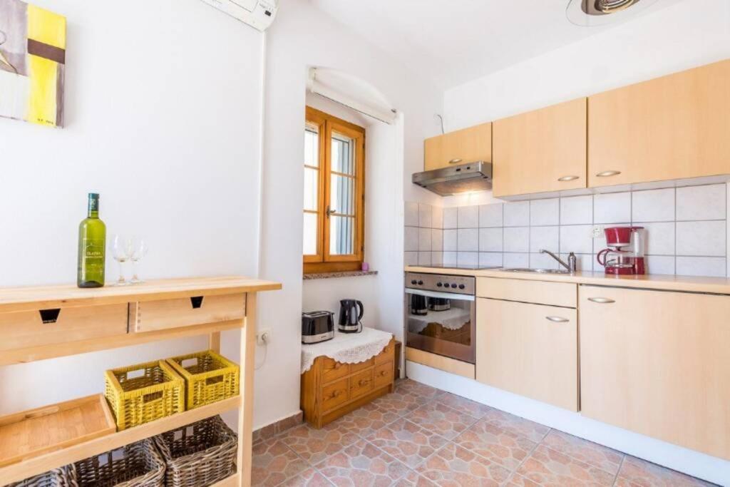 Appartamento Tin 2 Vrbnik Esterno foto