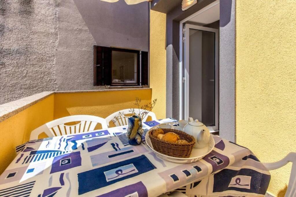 Appartamento Tin 2 Vrbnik Esterno foto