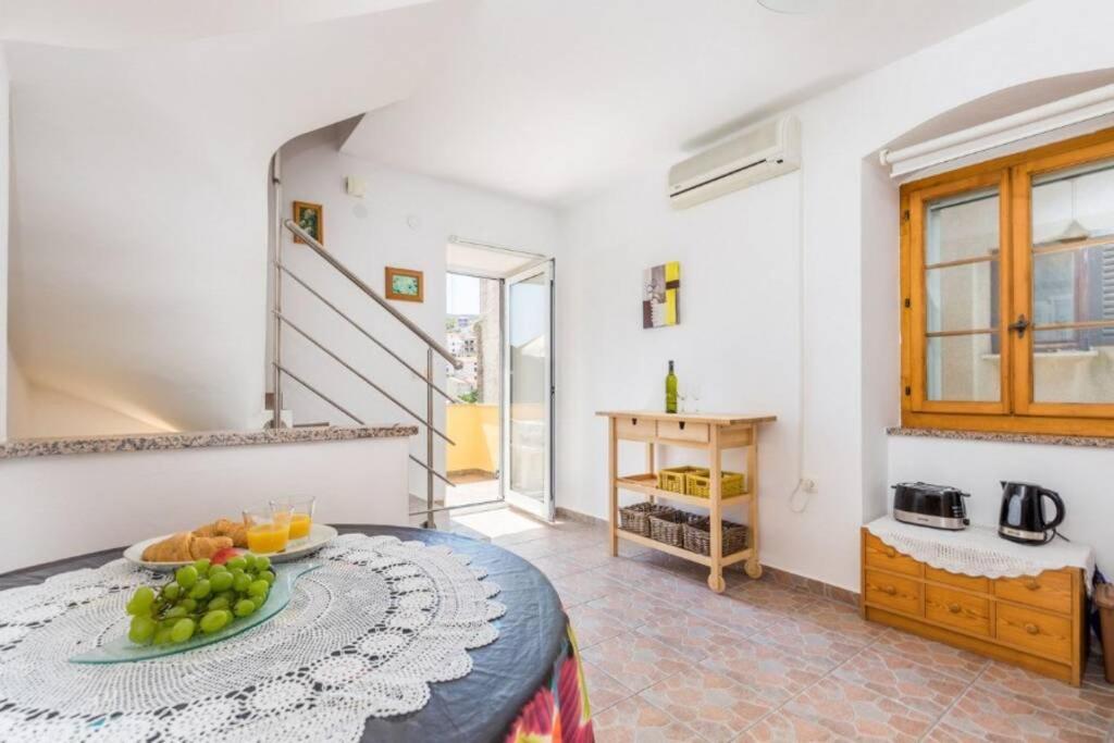Appartamento Tin 2 Vrbnik Esterno foto