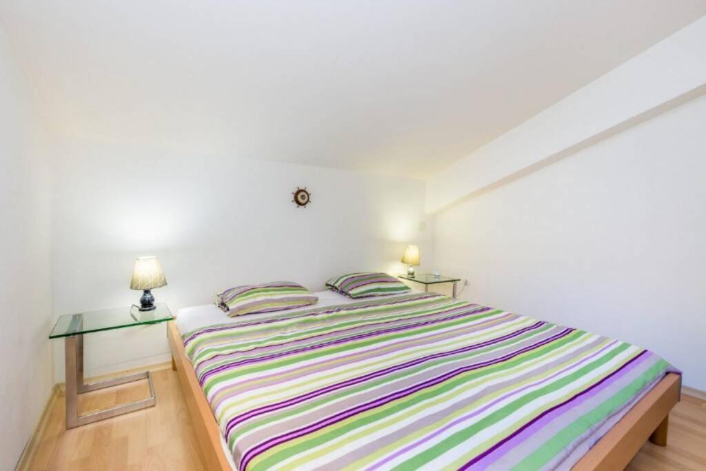 Appartamento Tin 2 Vrbnik Esterno foto