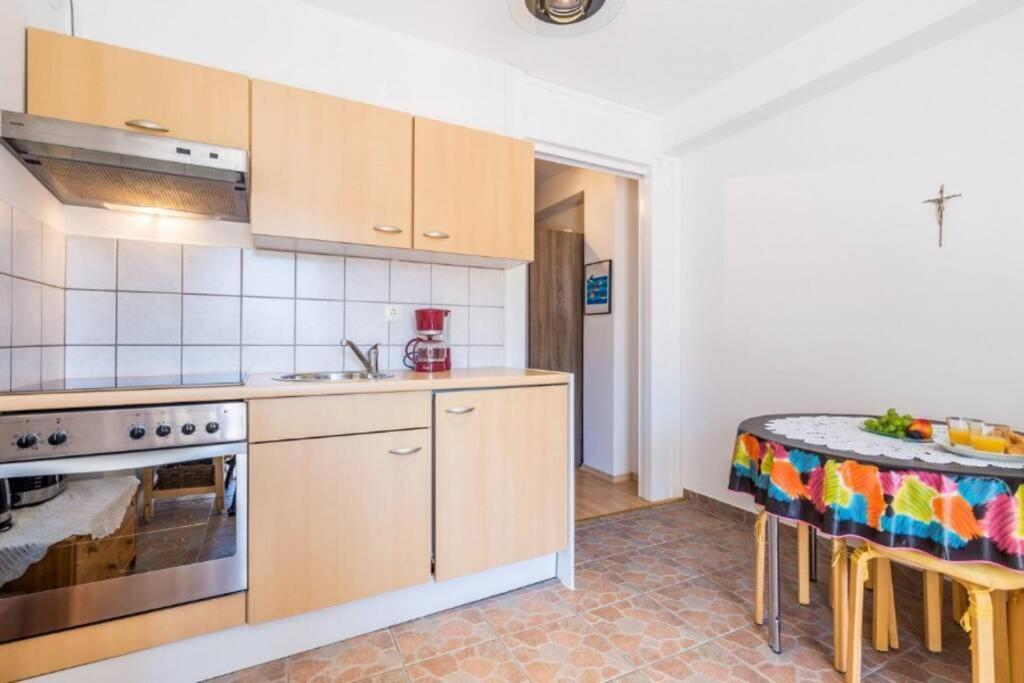 Appartamento Tin 2 Vrbnik Esterno foto