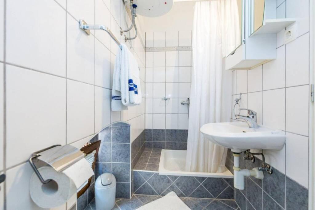 Appartamento Tin 2 Vrbnik Esterno foto