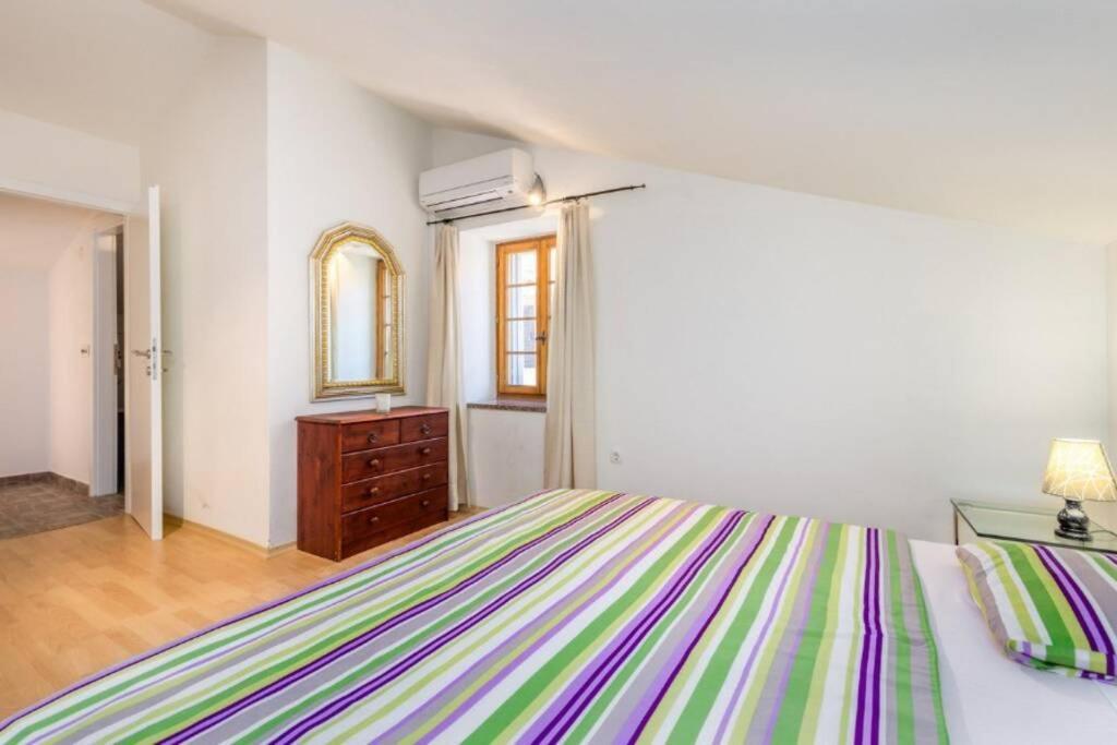 Appartamento Tin 2 Vrbnik Esterno foto