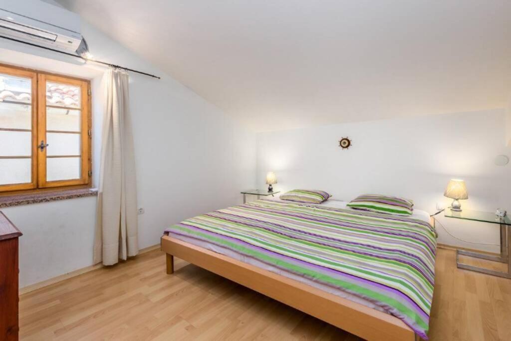 Appartamento Tin 2 Vrbnik Esterno foto