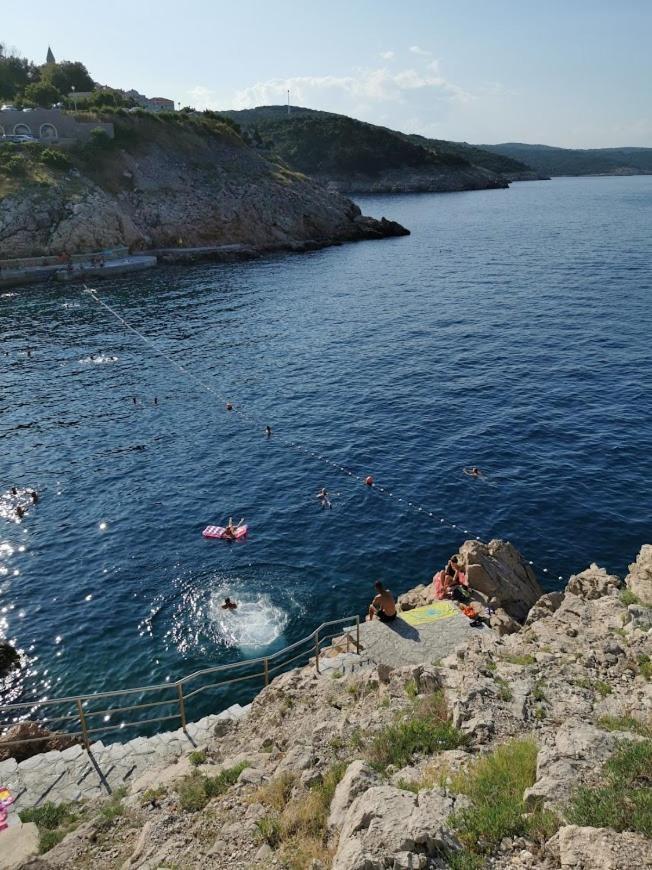 Appartamento Tin 2 Vrbnik Esterno foto